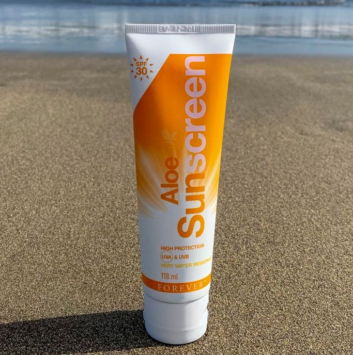 کرم ضد آفتاب فوراور | مناسب برای انواع پوست | Aloe Sunscreen تاریخ2025 - آریاناز بیوتی